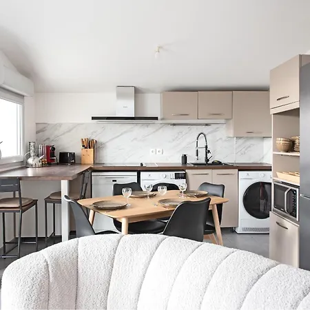 Spacieux T4 Proche Centre-ville, Clim Et Parking Apartmán *