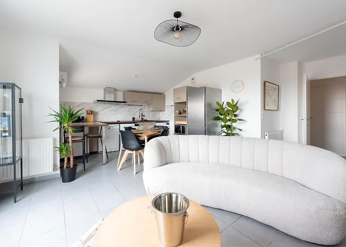 Spacieux T4 Proche Centre-ville, Clim Et Parking Apartman *